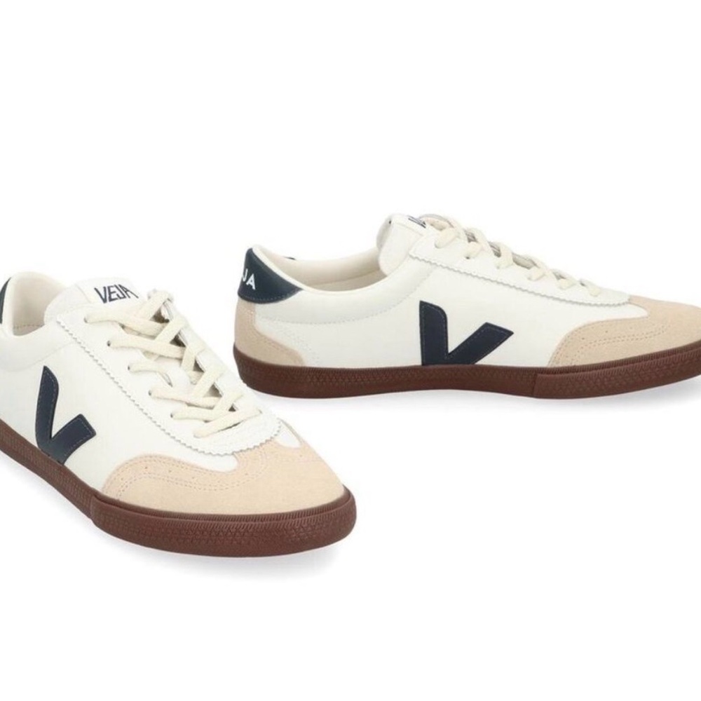 VEJA Volley O.T. women’s Sneakers in White and Navy
